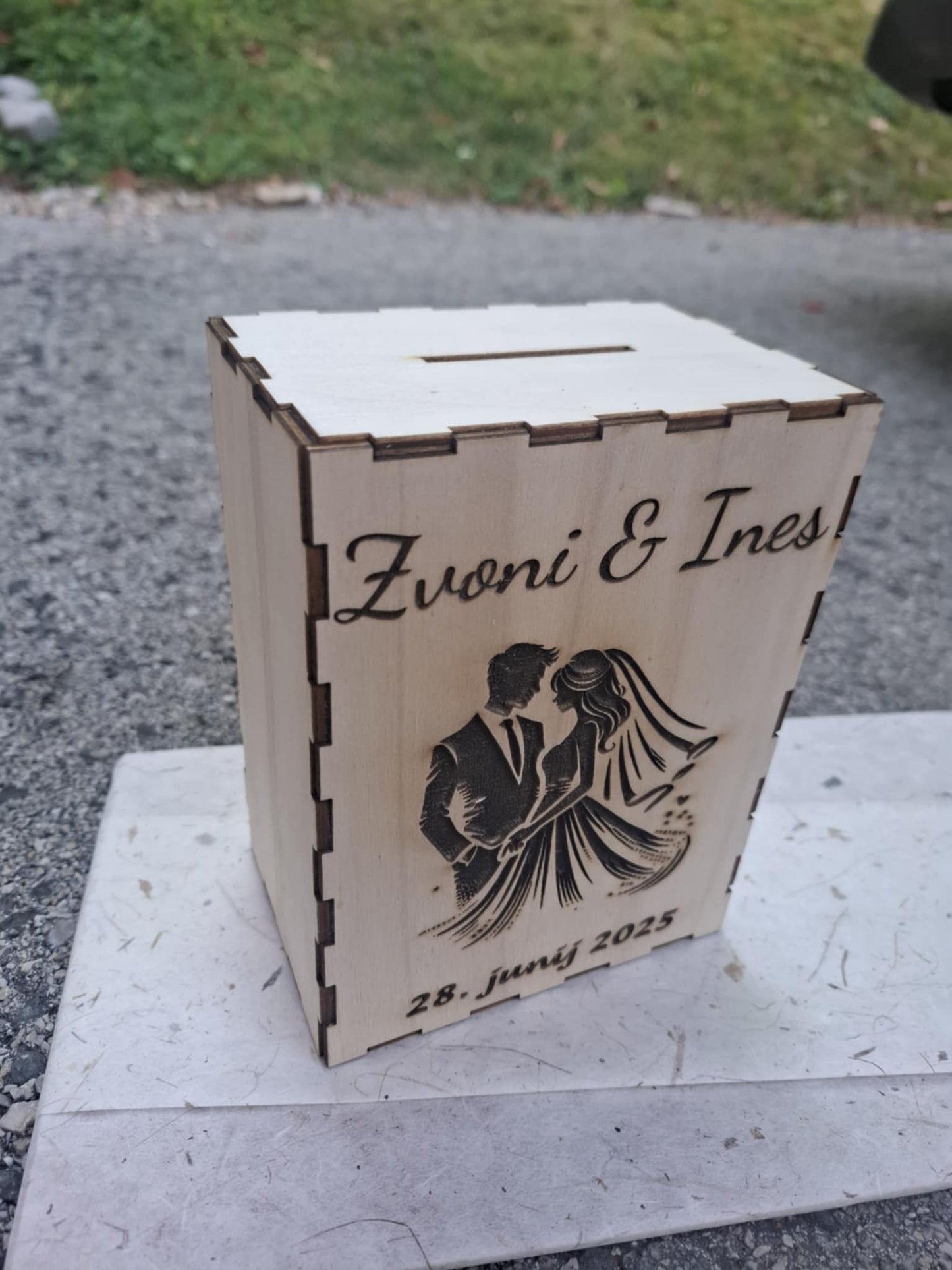 Leseni šparovec s posvetilom