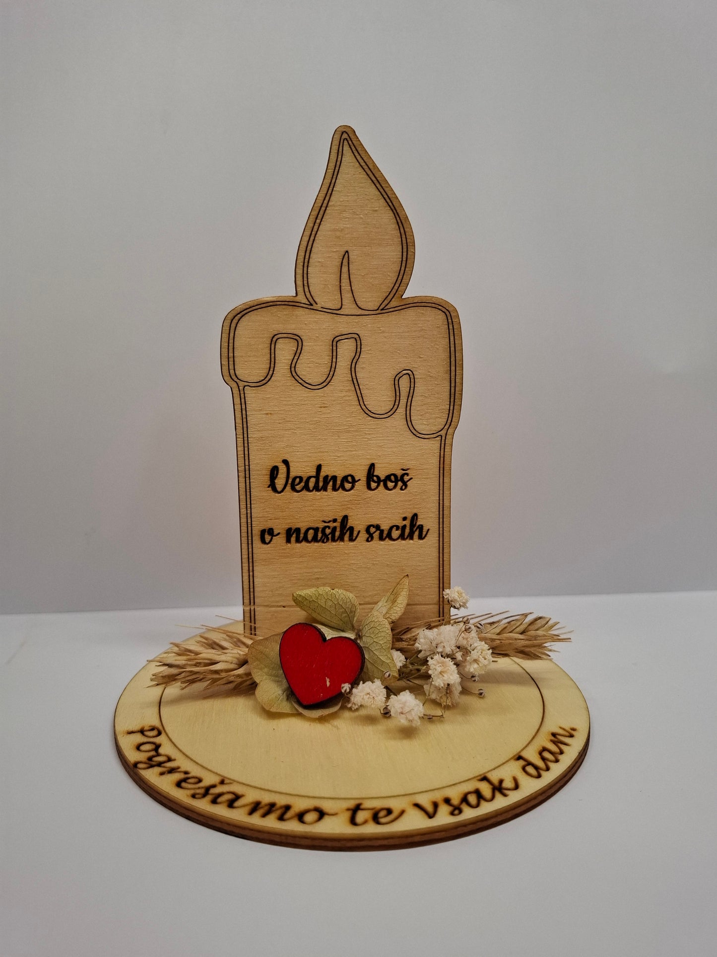 Lesena svečka na podstavku aranžirana