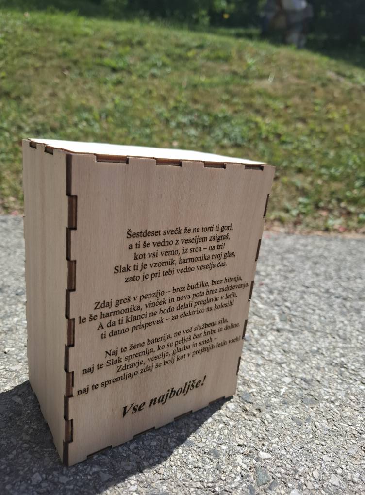 Leseni šparovec s posvetilom