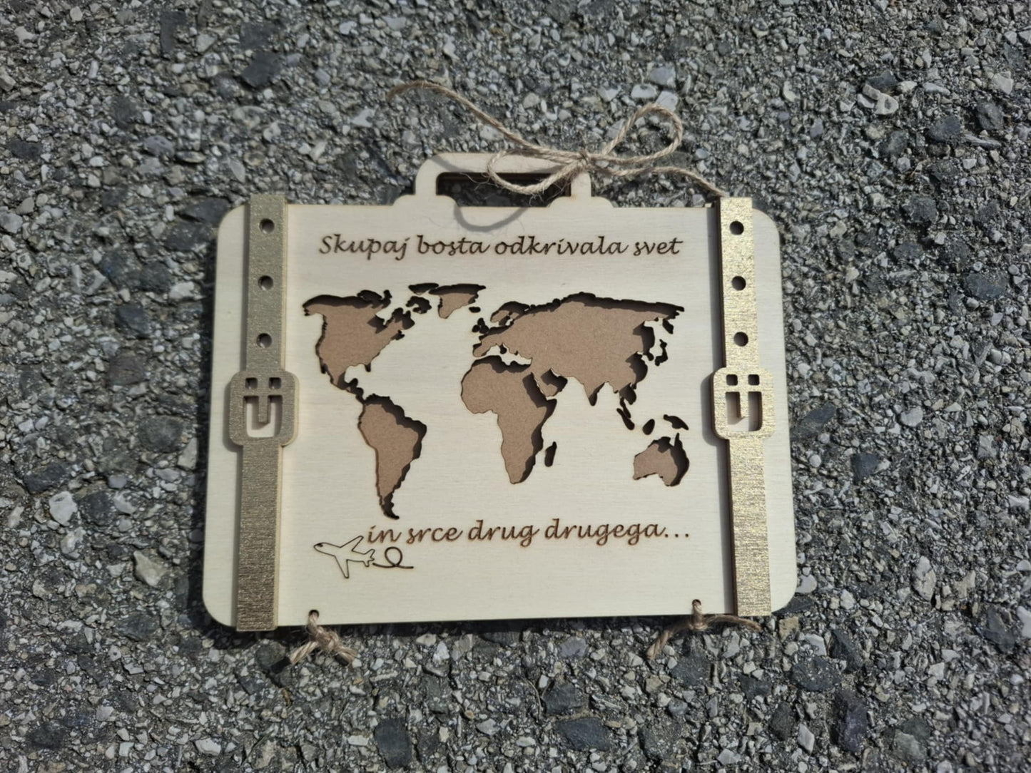 Lesena voščilnica v obliki kovčka POROKA