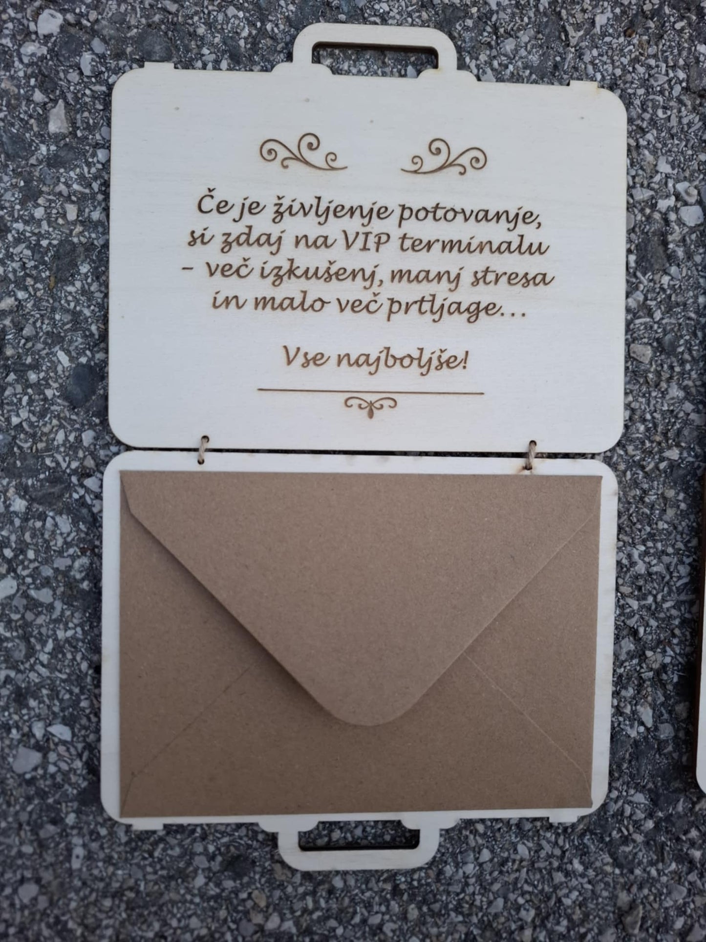 Lesena voščilnica v obliki kovčka