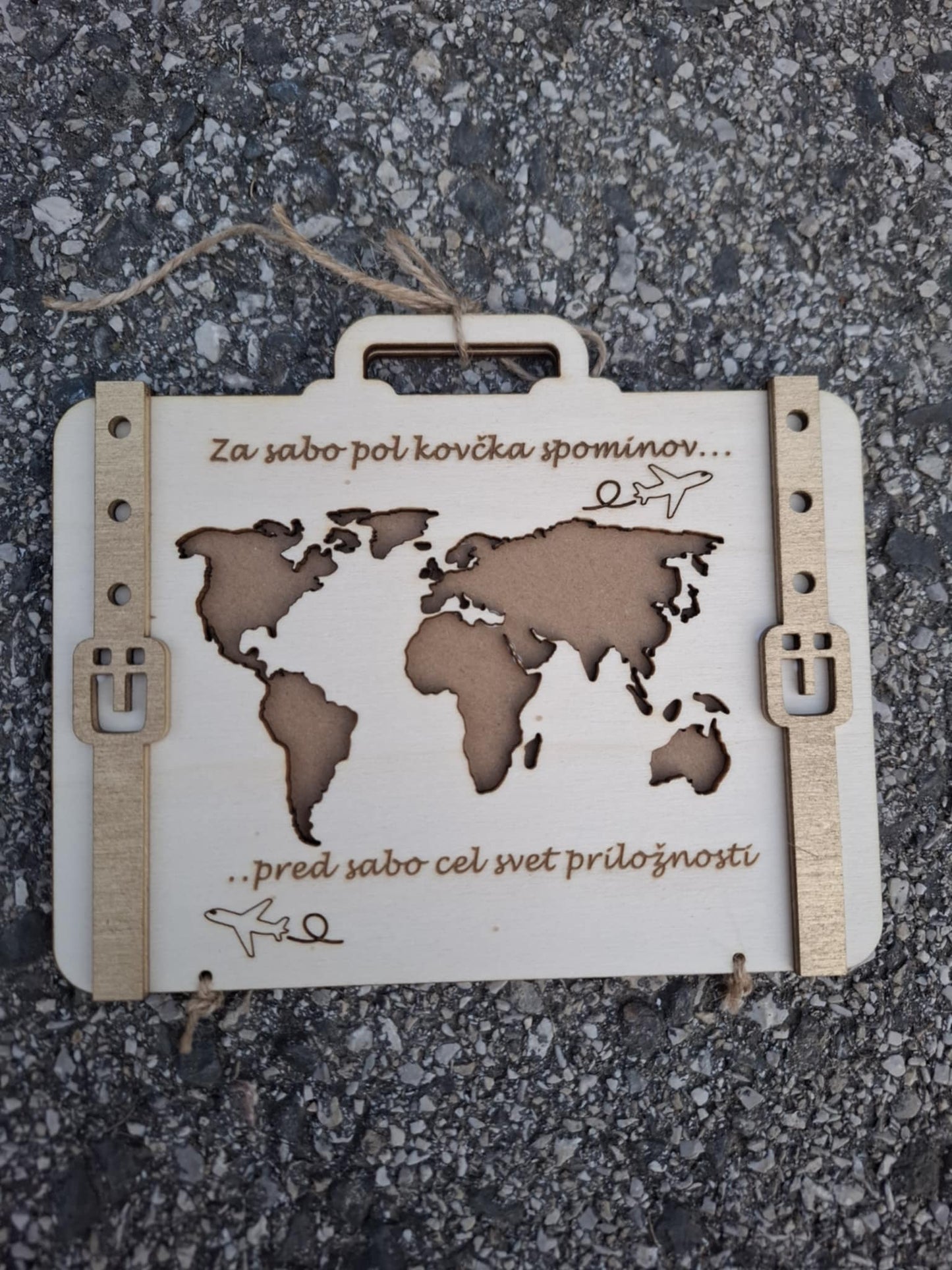 Lesena voščilnica v obliki kovčka