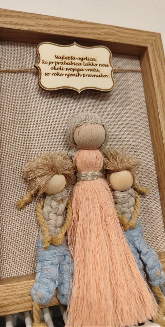 Makrame babi z vnuki v okvirju