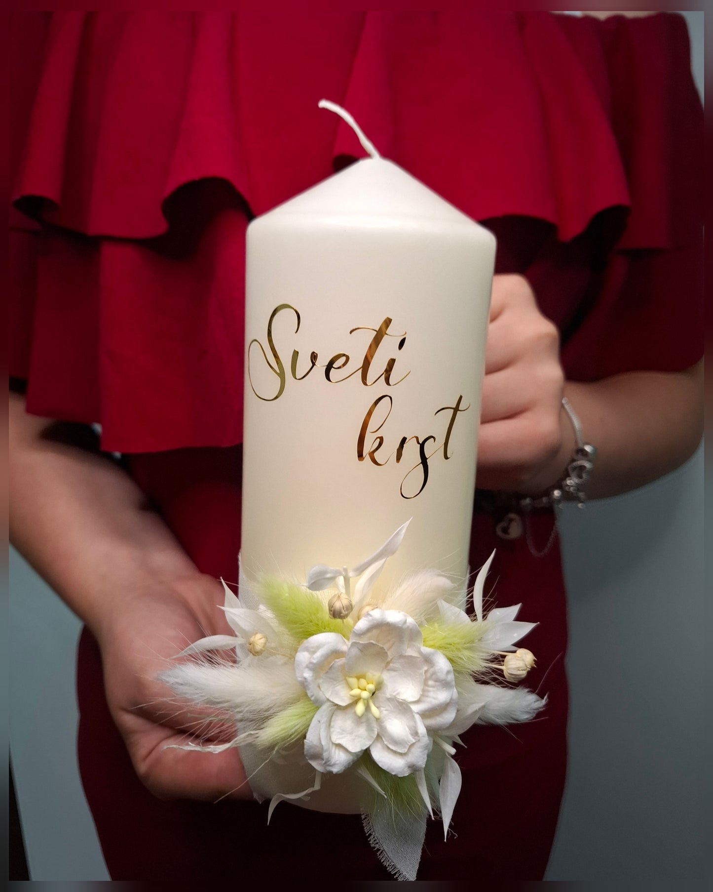 Krstna sveča s suhim cvetjem in napisom – v leseni škatli s posvetilom.