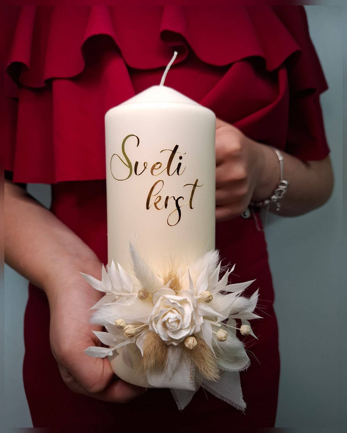 Krstna sveča s suhim cvetjem in napisom – v leseni škatli s posvetilom.