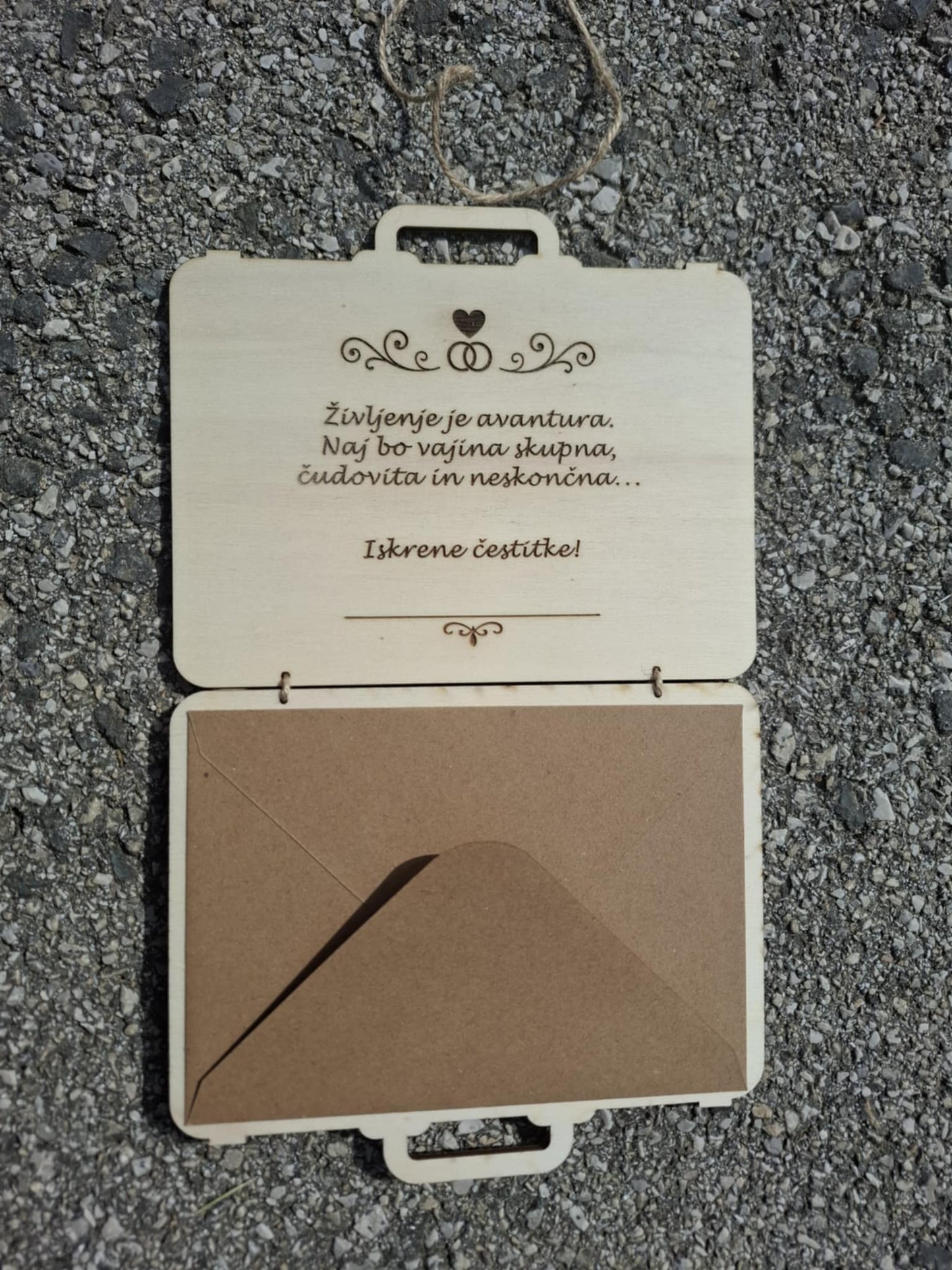 Lesena voščilnica v obliki kovčka POROKA