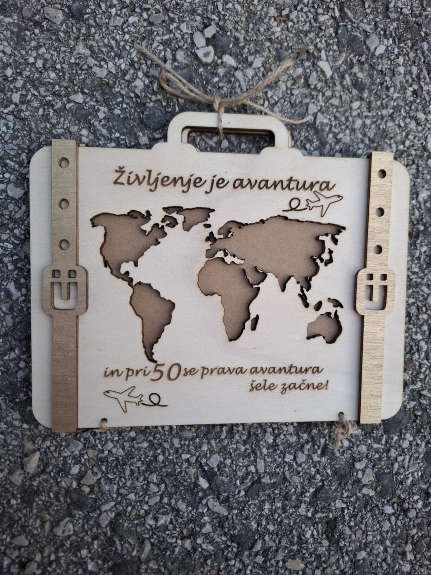 Lesena voščilnica v obliki kovčka