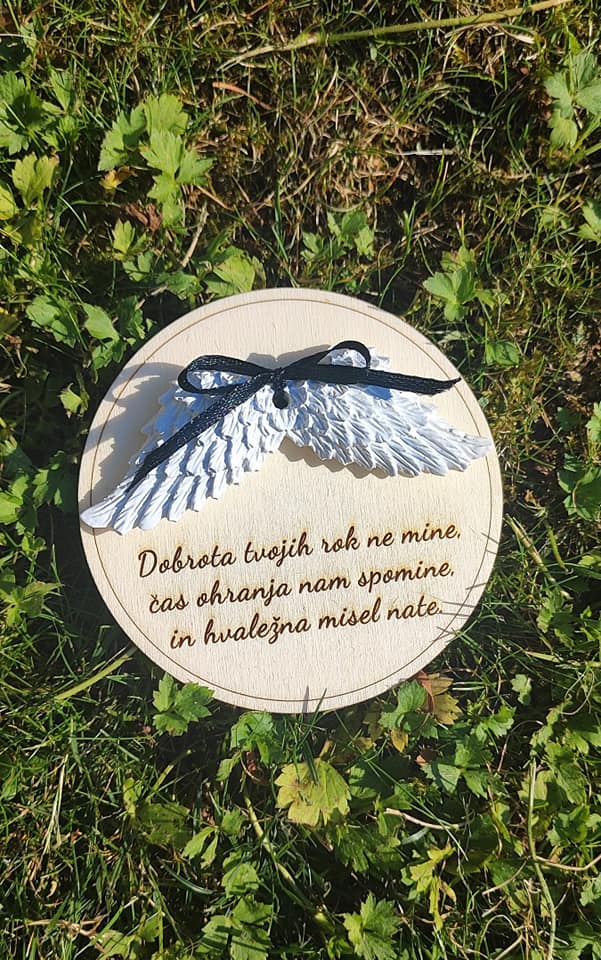 Krila na lesenem podstavku