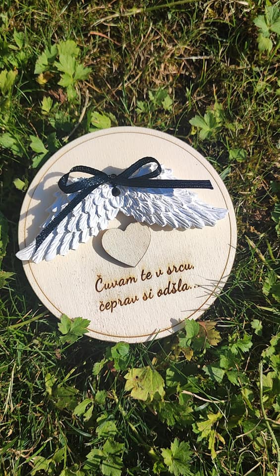 Krila na lesenem podstavku