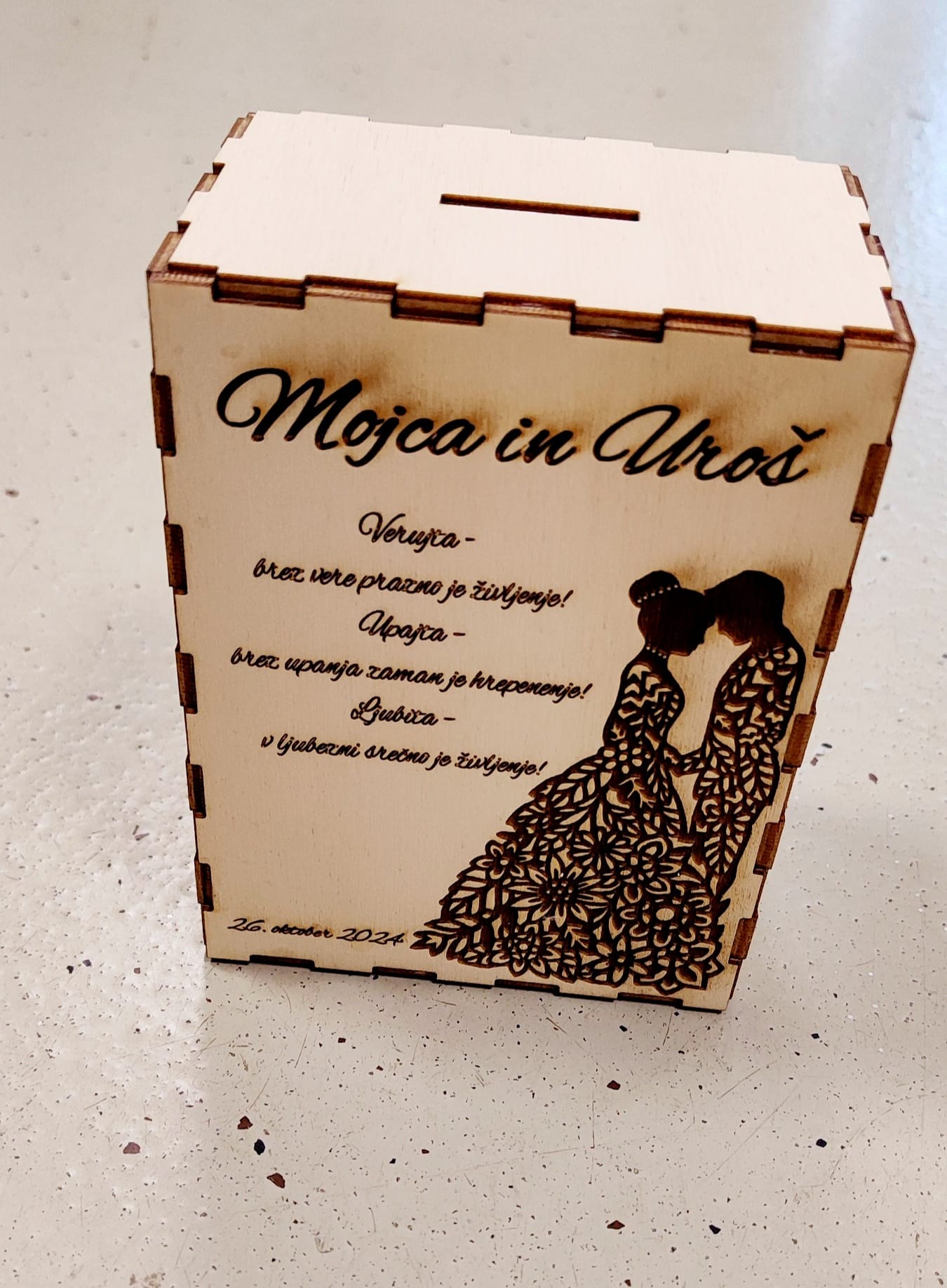 Leseni šparovec s posvetilom