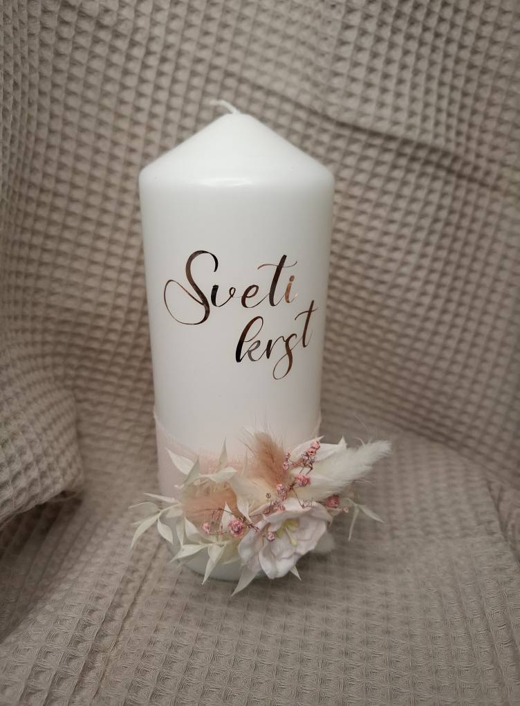 Krstna sveča s suhim cvetjem in napisom – v leseni škatli s posvetilom.