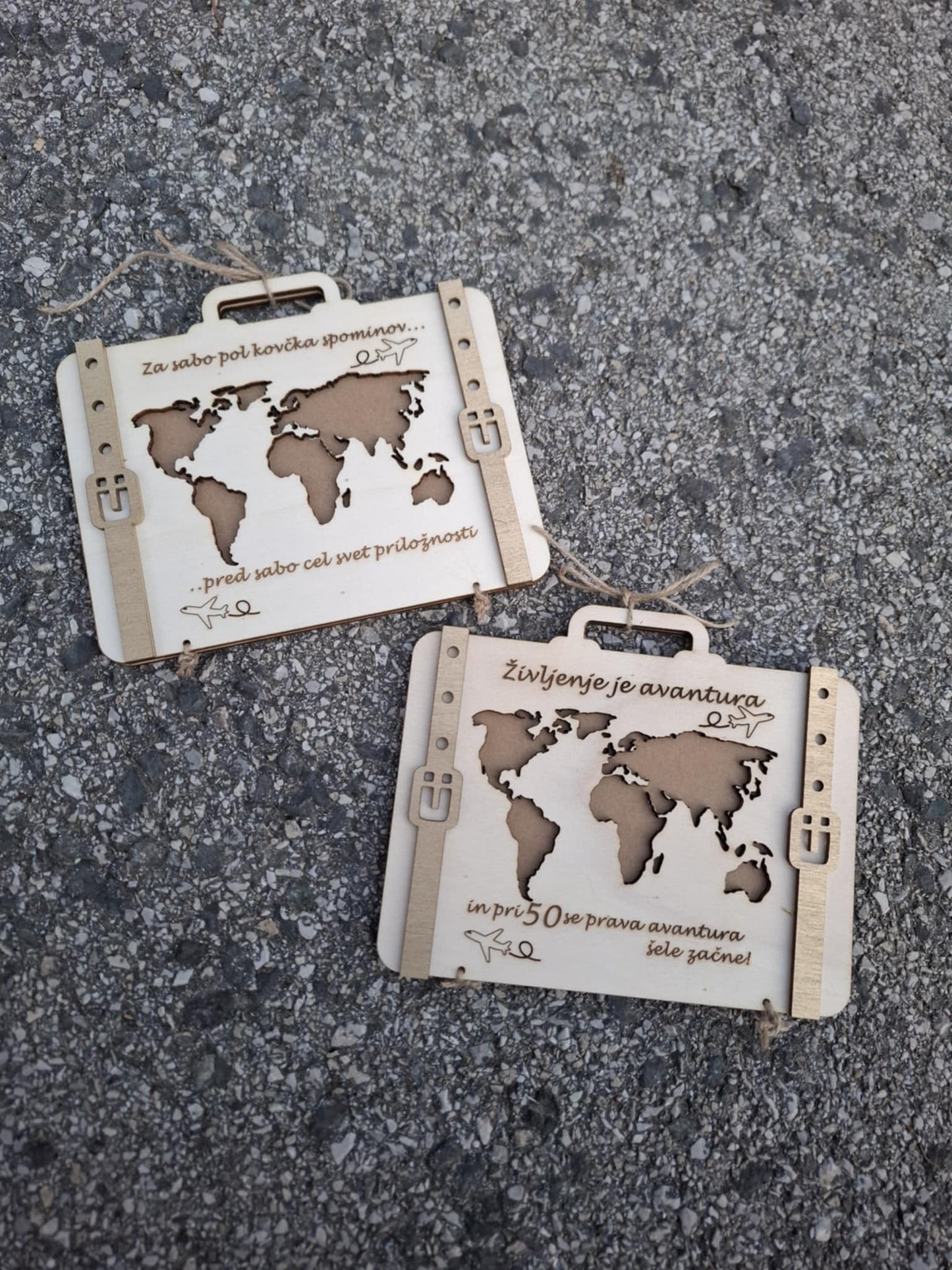 Lesena voščilnica v obliki kovčka