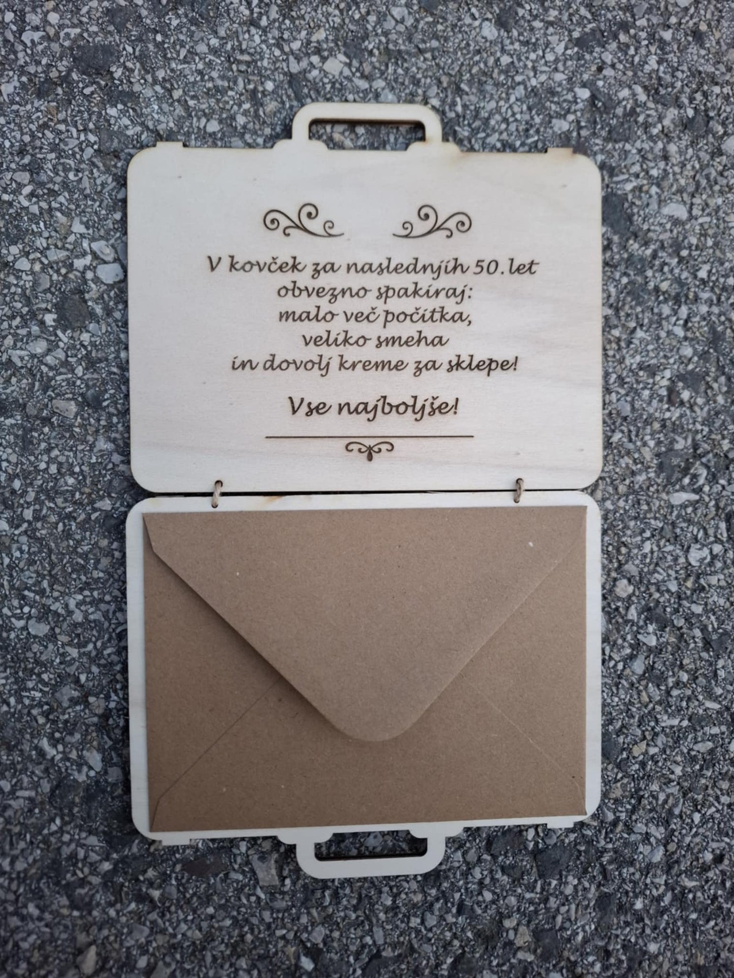 Lesena voščilnica v obliki kovčka