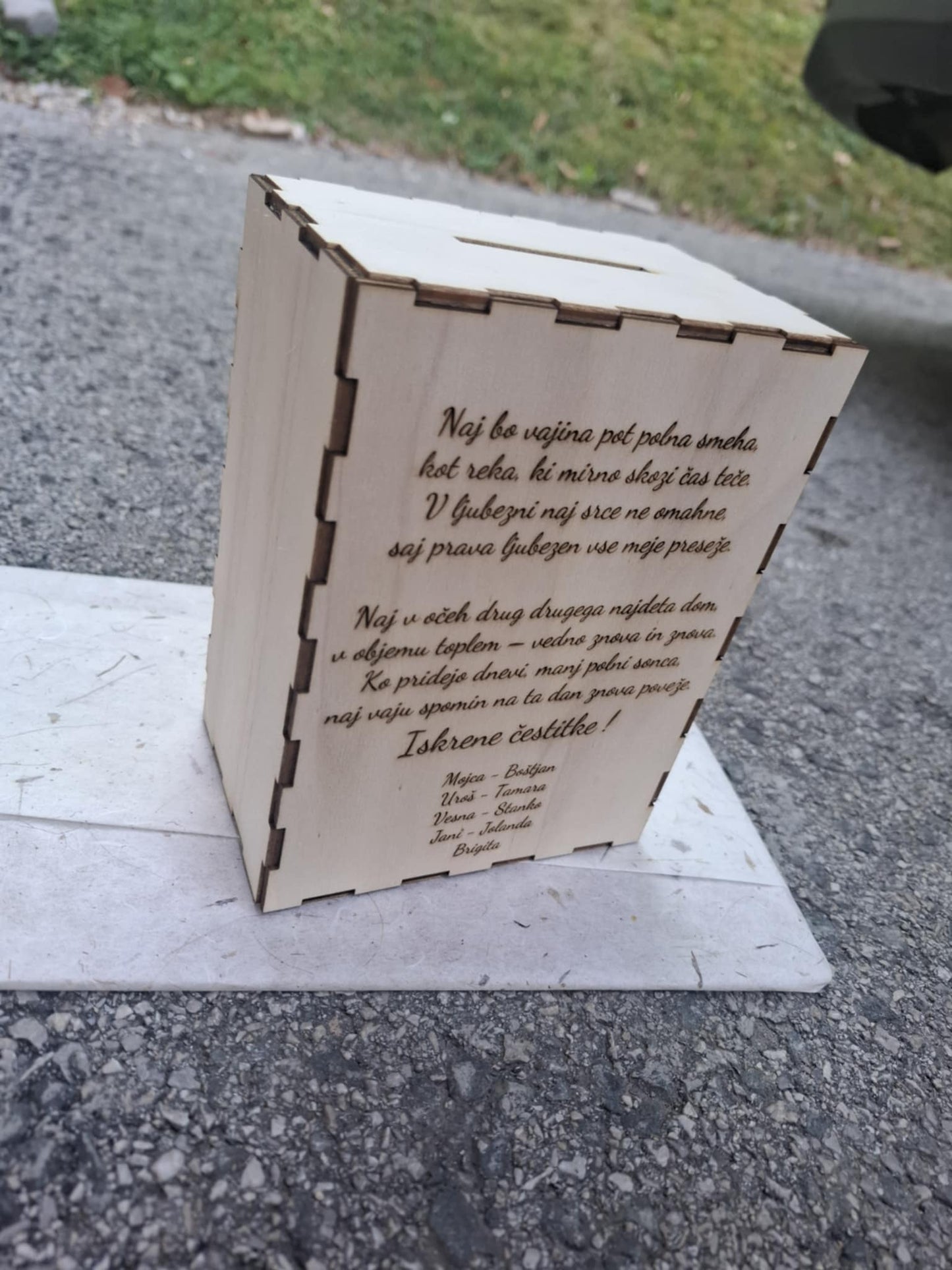 Leseni šparovec s posvetilom