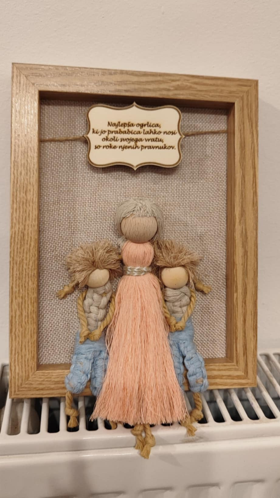 Makrame babi z vnuki v okvirju